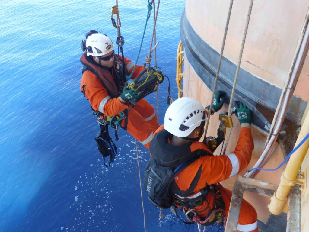 Rope access work on an offshore structure