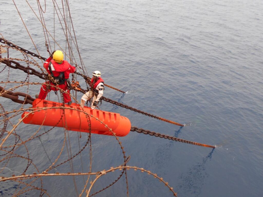 Lifting operation on an offshore installation